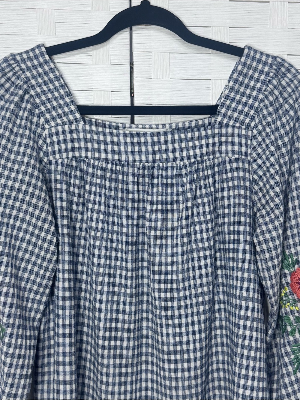 Davi & Dani Blue & White Gingham with Embroidered Floral Sleeves Size Small - Picture 2 of 10
